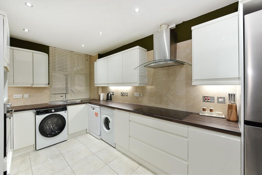 Property photo 3 of 16 4 Manor House (1).Jpg