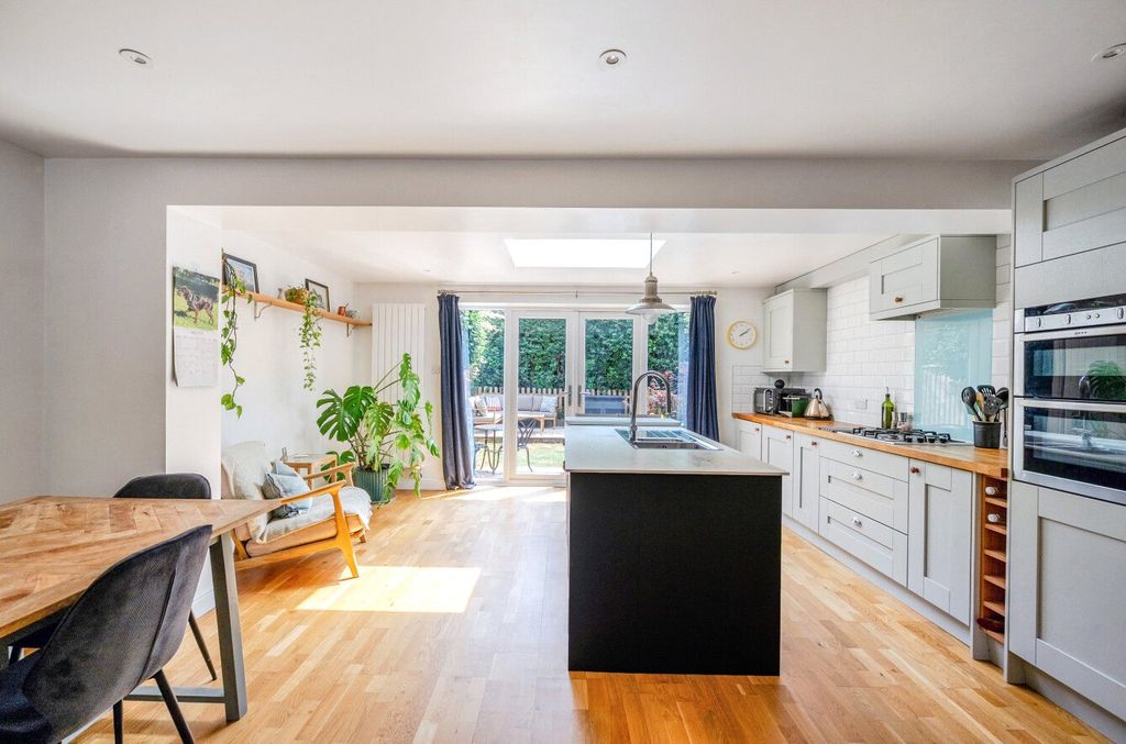 Property photo 2 of 11 Kitchen