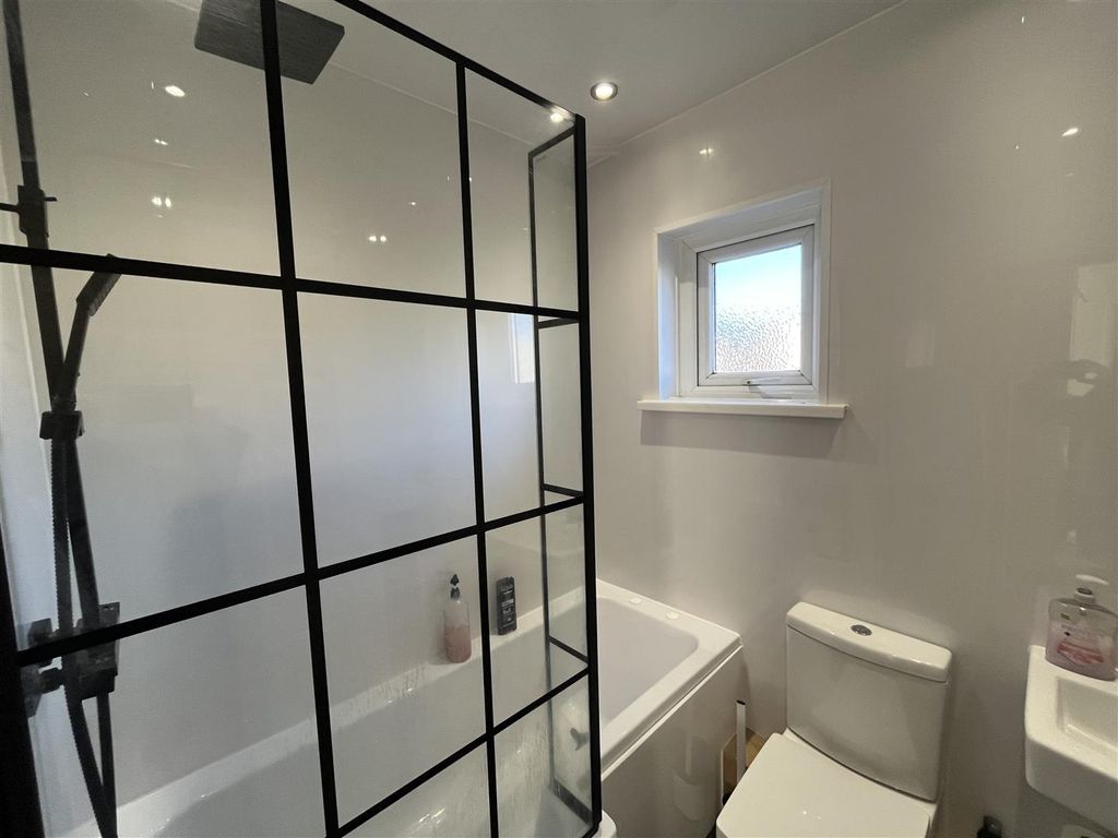 Property photo 2 of 11 Bathroom