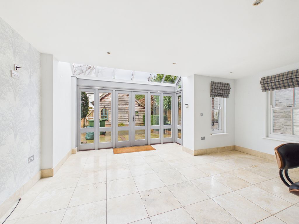 Property photo 3 of 38 Cam01984G0-Pr0552-Still026