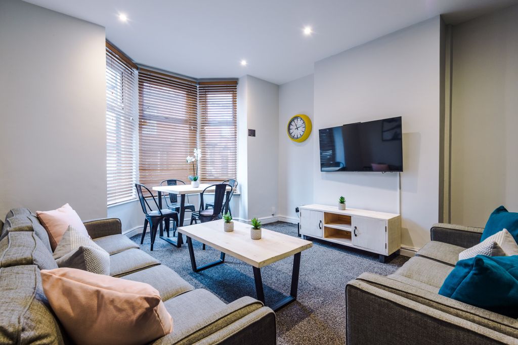 Property photo 1 of 19 27 Norwood Terrace, Living Room 1