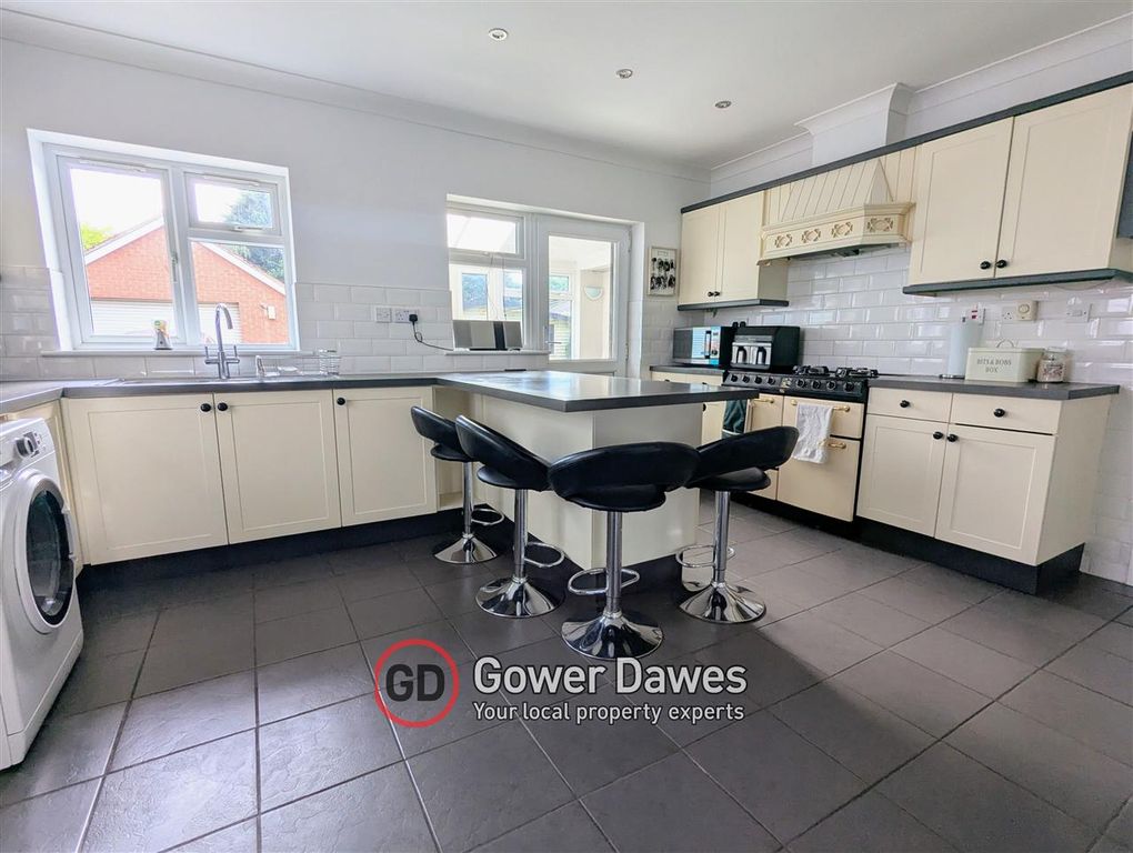 Property photo 2 of 20 Kitchen