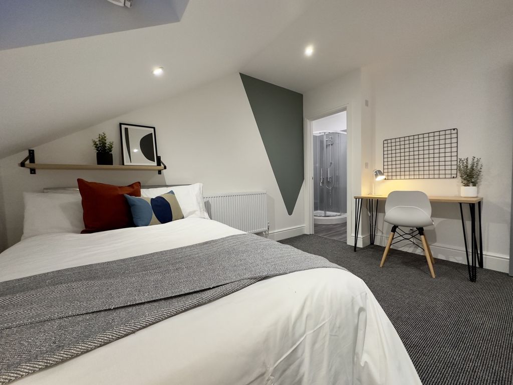 Property photo 1 of 19 A Spacious And Well-Lit Large Double Bedroom With ...