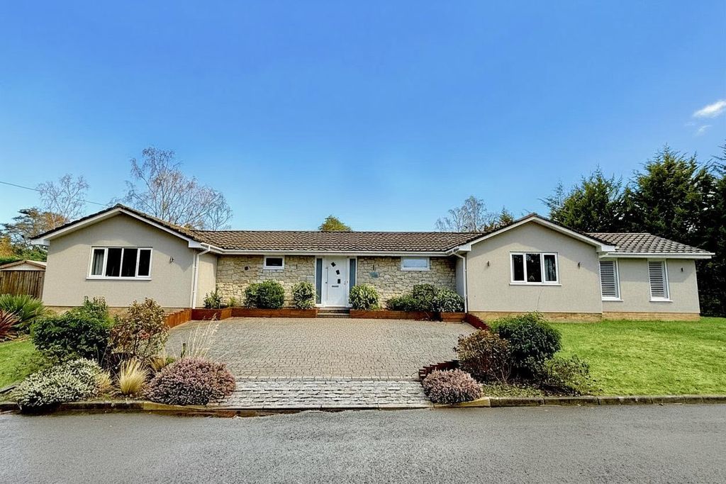 Property photo 1 of 20 4 Bedroom Detached Bungalow