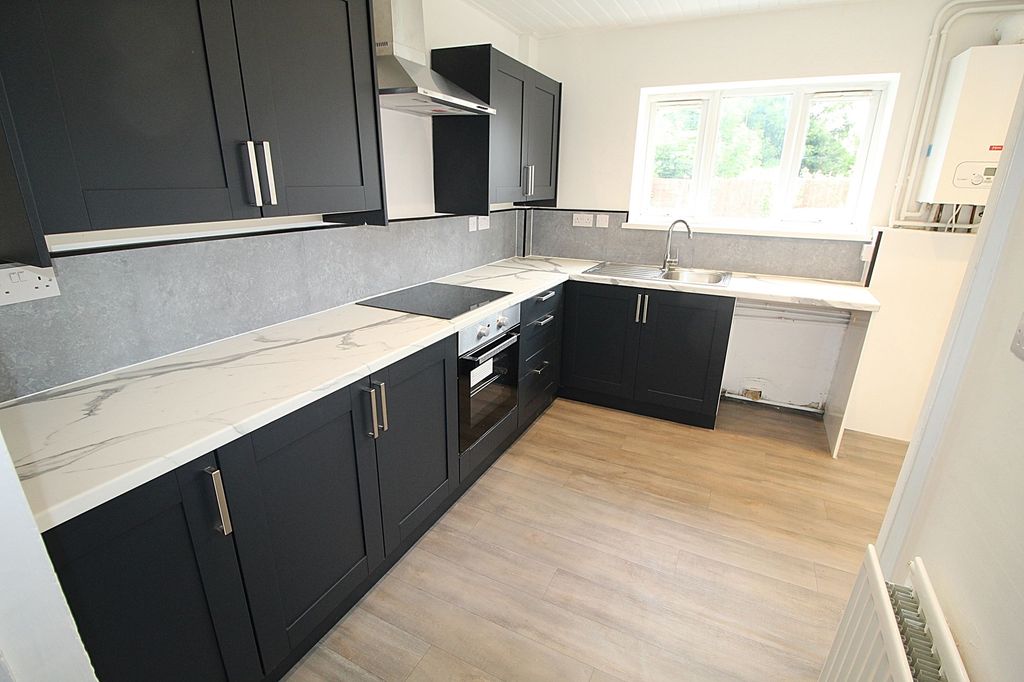 Property photo 3 of 19 Kitchen