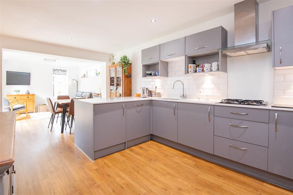 Property photo 3 of 27 Kitchen / Dining
