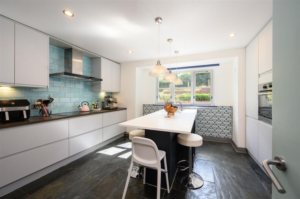 Property photo 3 of 17 Westmillroad492-55.Jpg