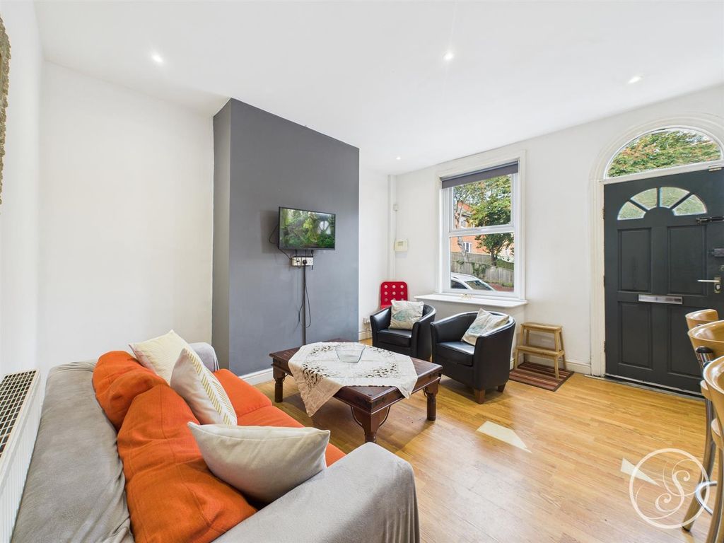 Property photo 3 of 15 Living Space