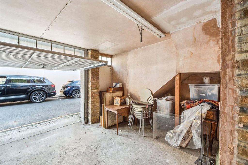 Property photo 1 of 3 Garage