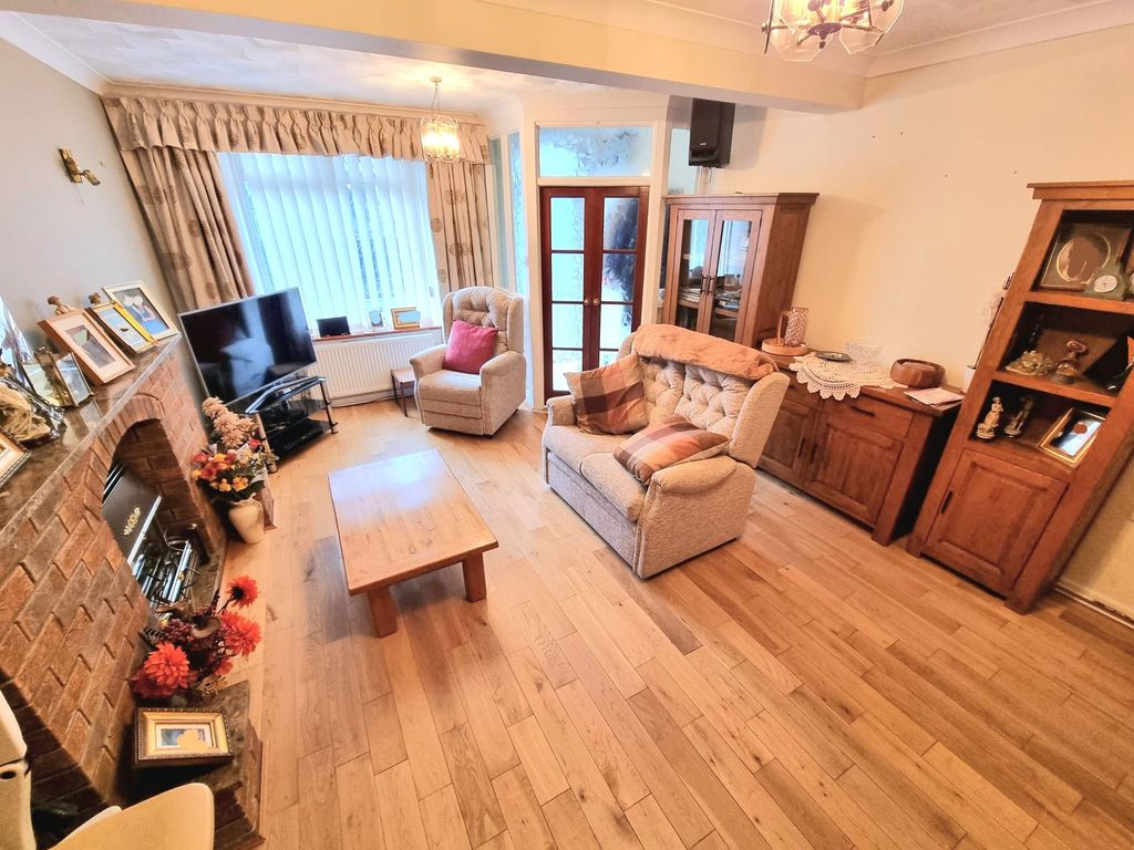 Property photo 2 of 33 Lounge