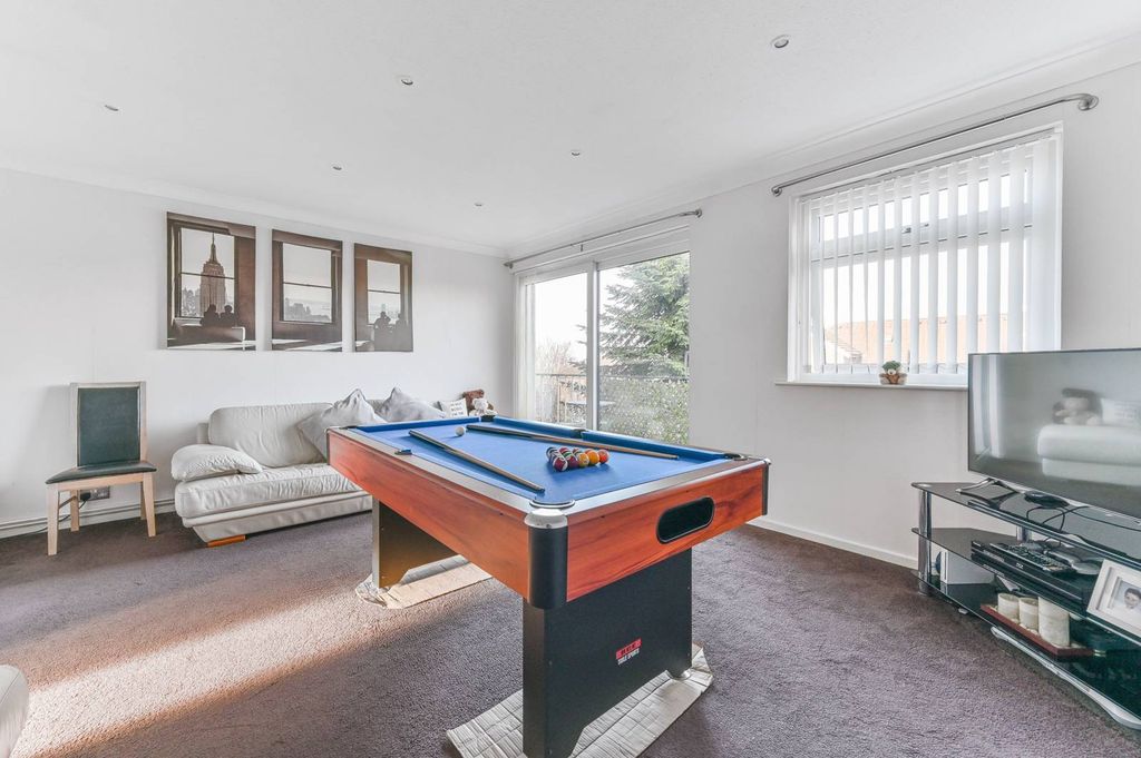 Property photo 2 of 27