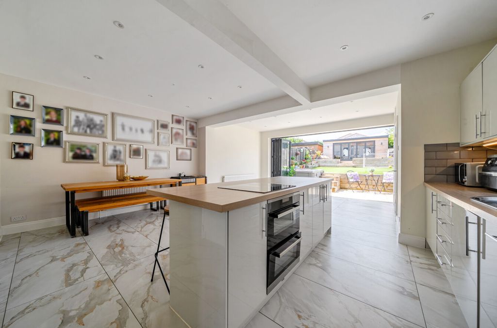 Property photo 3 of 12 1483515-6-6A58Ede...