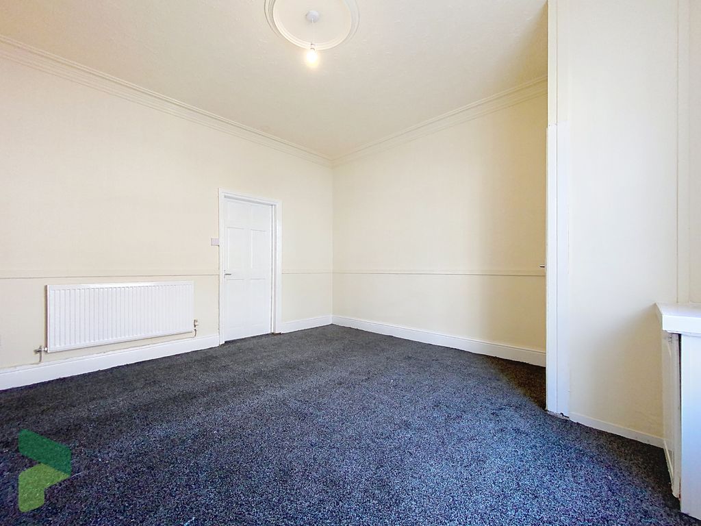 Property photo 3 of 18 Living Room