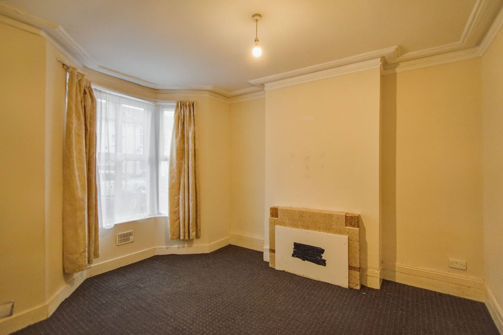 Property photo 2 of 16 18 Morton Road, Stratford, London E15 4An