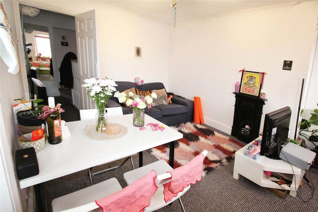 Property photo 3 of 6 Living Room