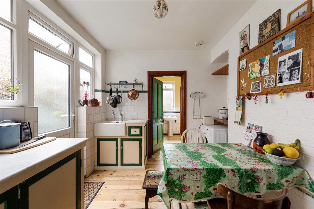 Property photo 3 of 24 Hawarden Road, E17