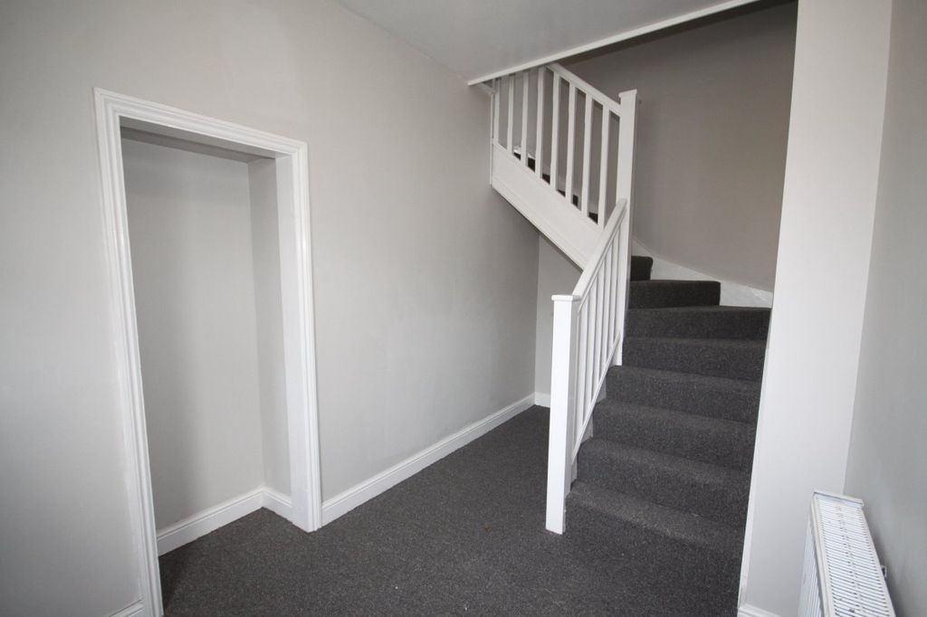 Property photo 2 of 11 Hallway