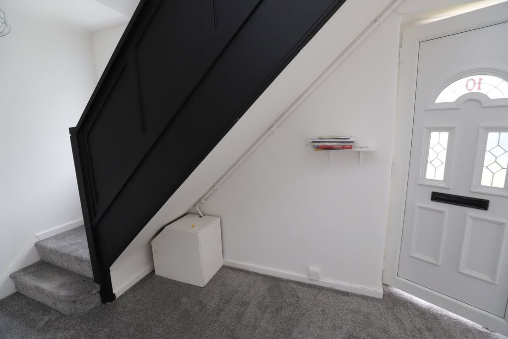 Property photo 2 of 25