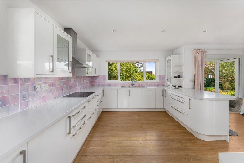 Property photo 2 of 23 5 Holland Rise, Kings Sutton-11.Jpg