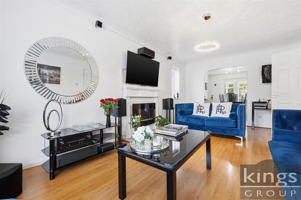 Property photo 3 of 32 Lounge