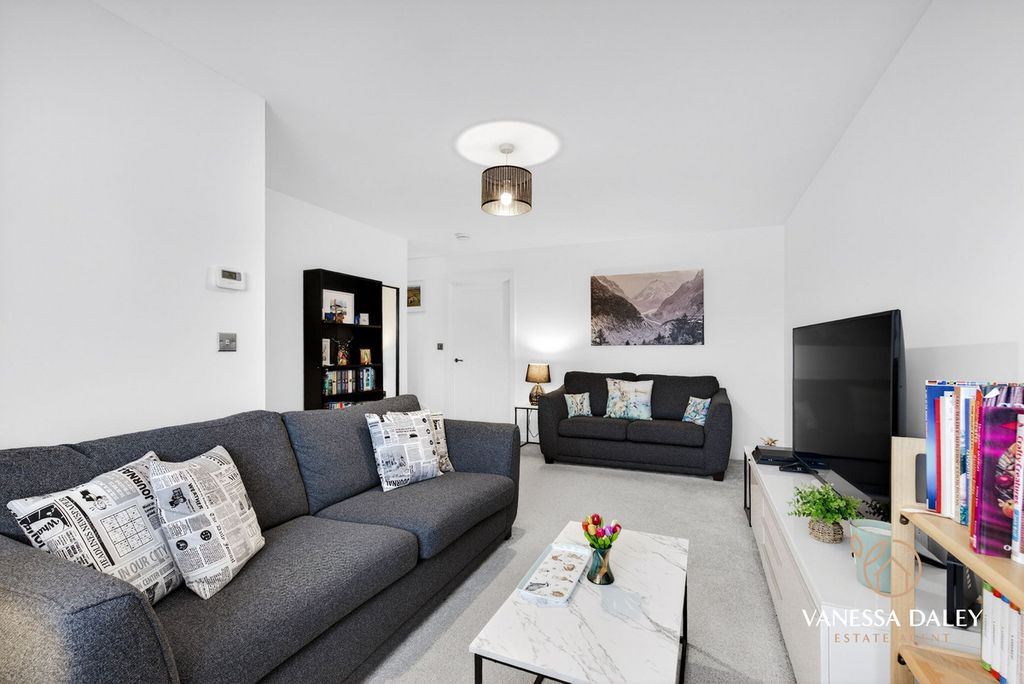 Property photo 3 of 35