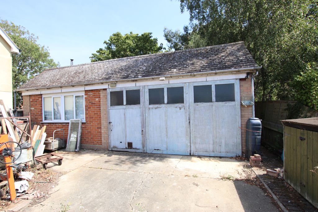 Property photo 3 of 17 London Road 11 - Garaging