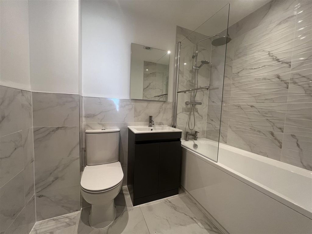 Property photo 3 of 6 Marina Bathrom.Jpg