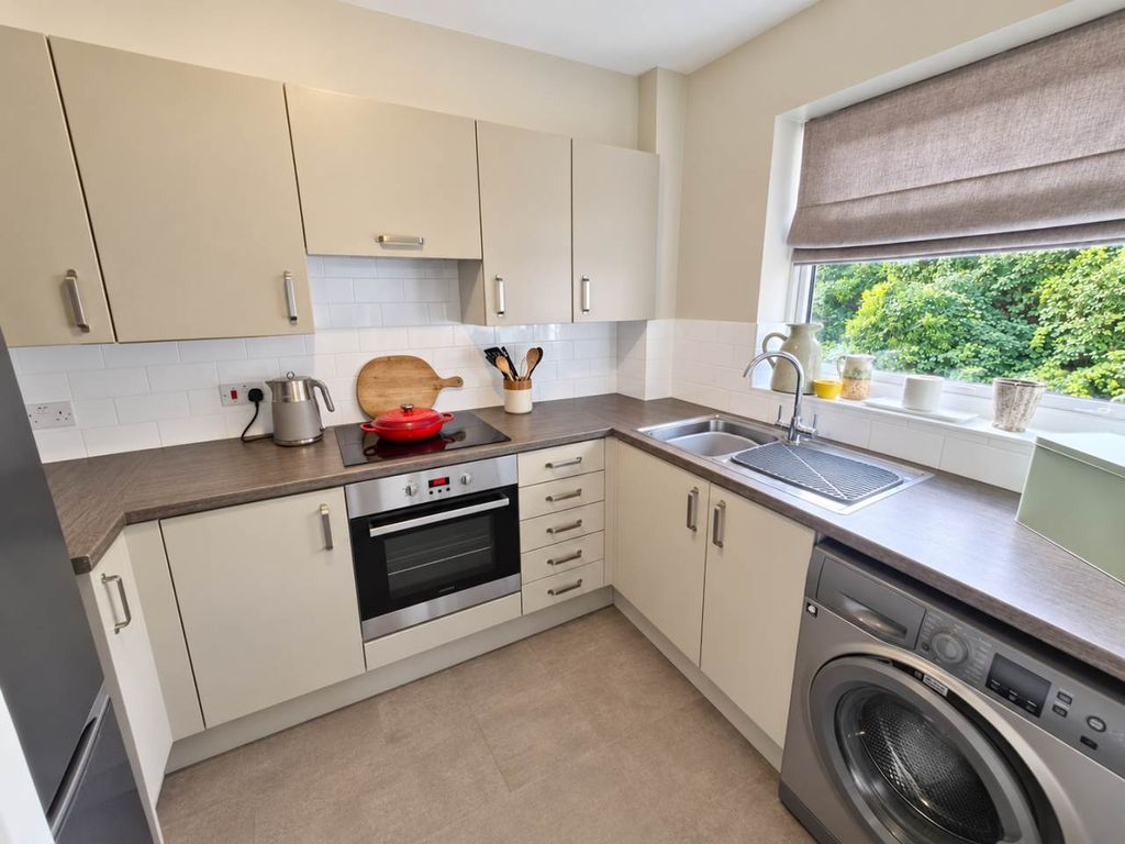 Property photo 3 of 12 Kitchen