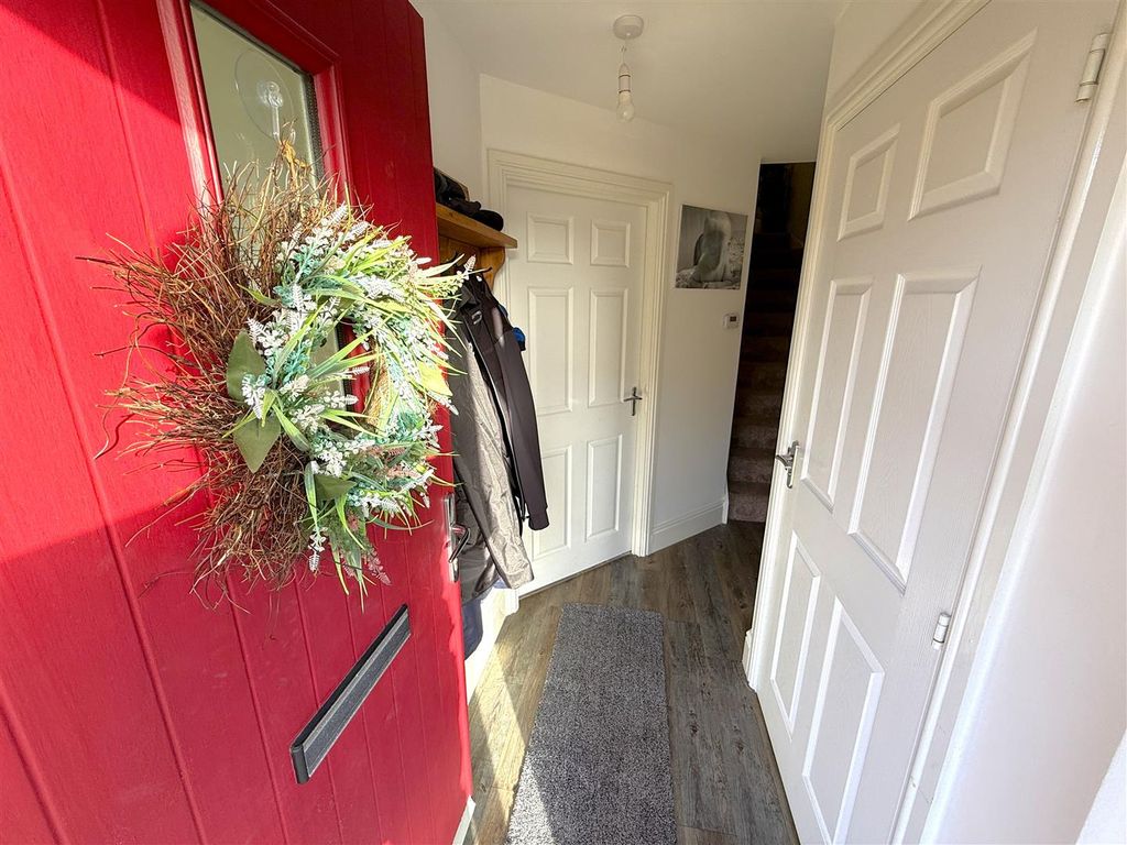 Property photo 3 of 18 Entrance Hall.Jpg