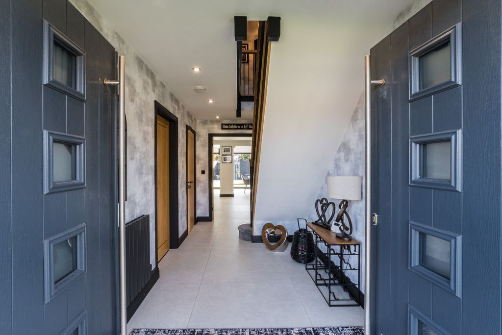 Property photo 2 of 21