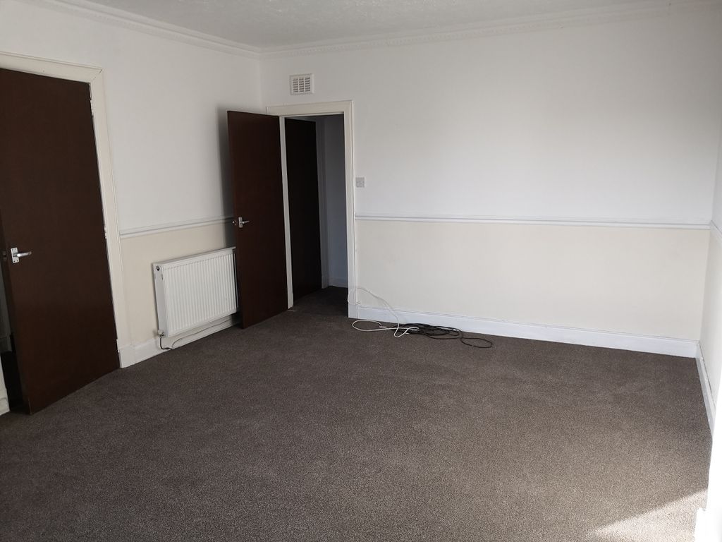 Property photo 3 of 7 Lounge 2