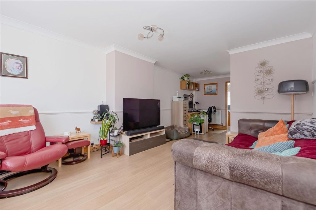 Property photo 3 of 15 Galsworthy Close_9.Jpg