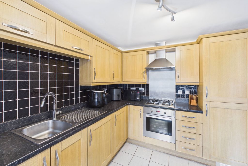 Property photo 2 of 16 Ewemove - Hillside Gardens - Kitchen