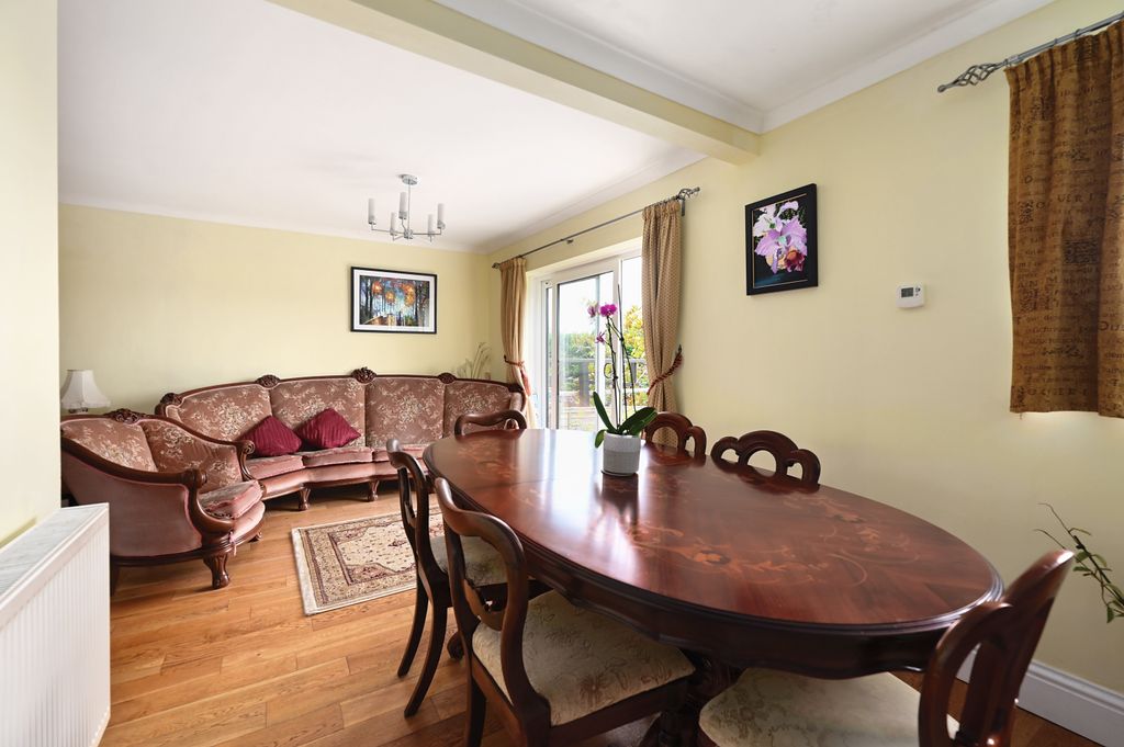 Property photo 3 of 11 16 Fernhill Close (7)
