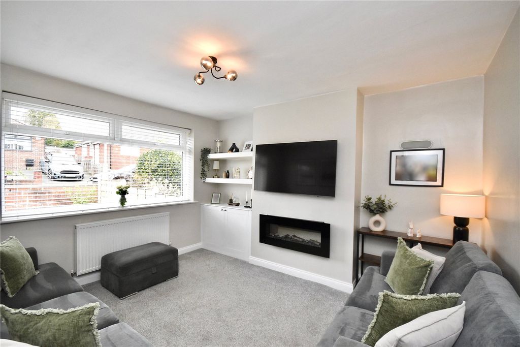 Property photo 2 of 18 Lounge