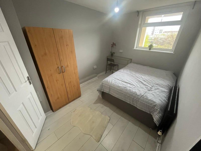 Property photo 1 of 13 Ensuite 2- £950 Available 01/07/2026