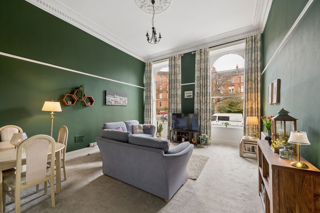 Property photo 3 of 18 Lounge