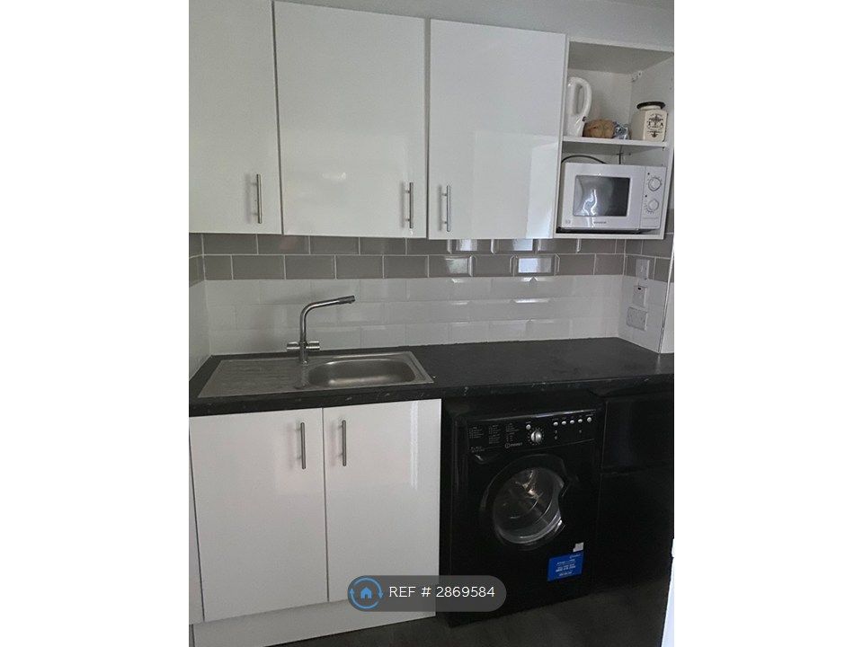 Property photo 3 of 8 Flat 2 Kitchen