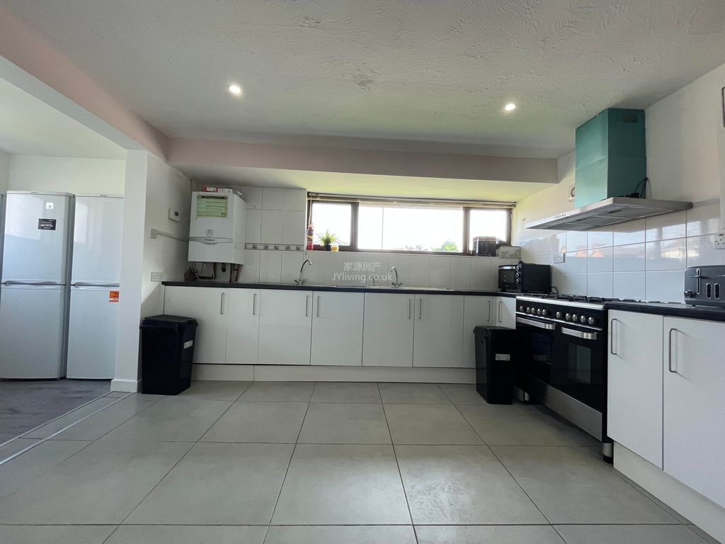 Property photo 2 of 28