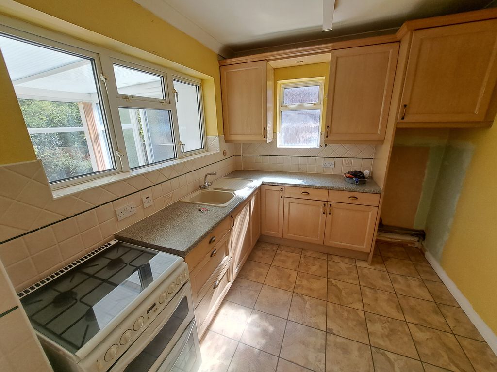 Property photo 3 of 11 Kitchen