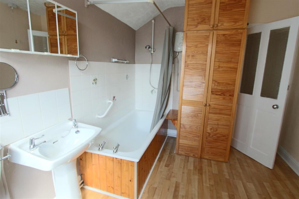 Property photo 2 of 18 176 King Street Bathroom 2.Jpg