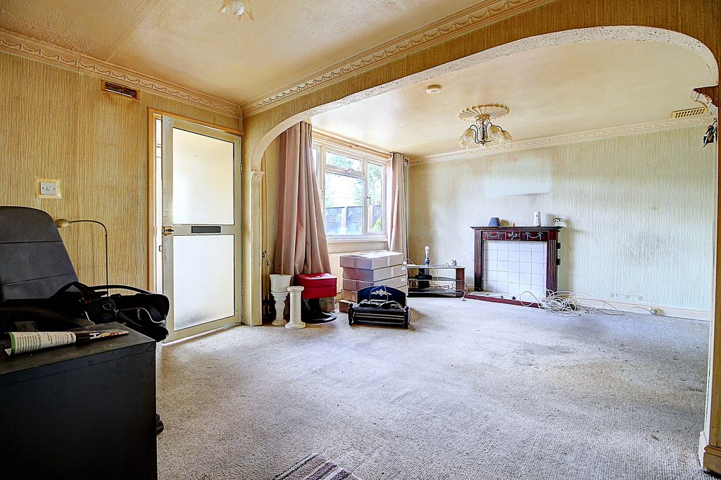 Property photo 3 of 12 Lounge