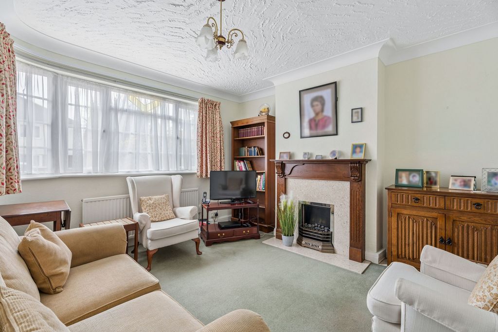 Property photo 2 of 15 Lounge