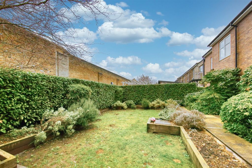 Property photo 3 of 16 11_24_Heathfield_Square_Image1_19898_4.Jpg