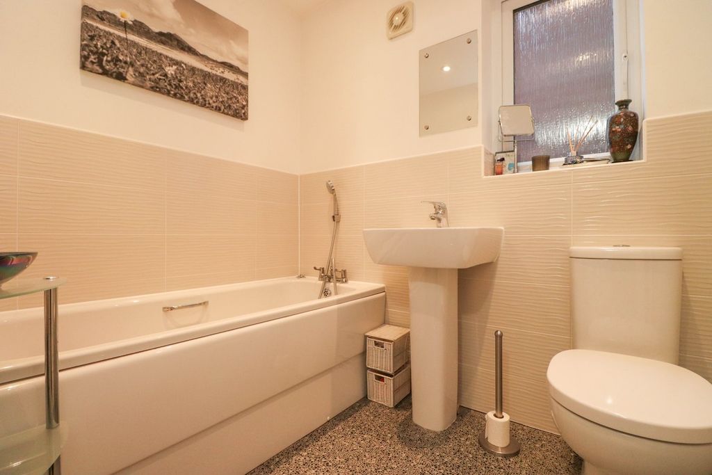 Property photo 3 of 25 Family Bathroom