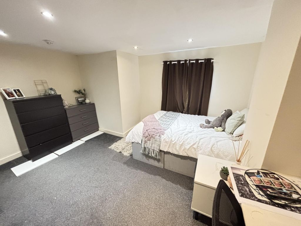 Property photo 2 of 15 A Spacious And Well-Maintained Master Bedroom Feat...