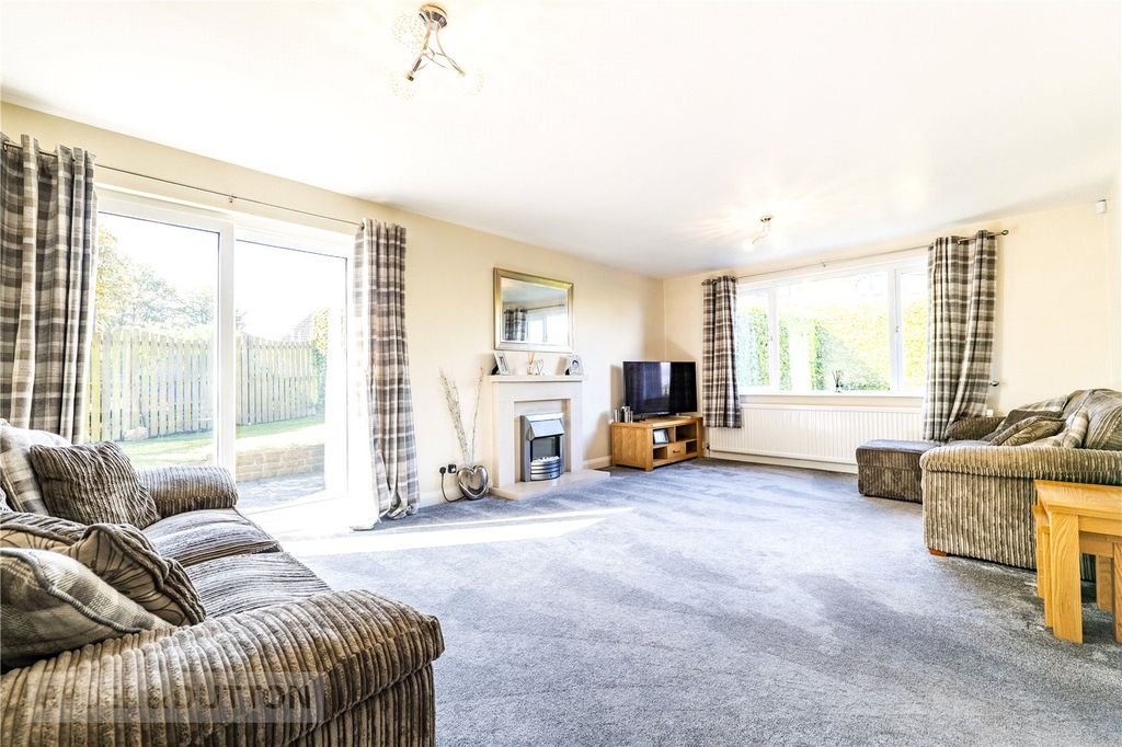 Property photo 3 of 22 Lounge