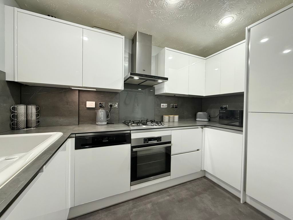 Property photo 3 of 19 Kitchen