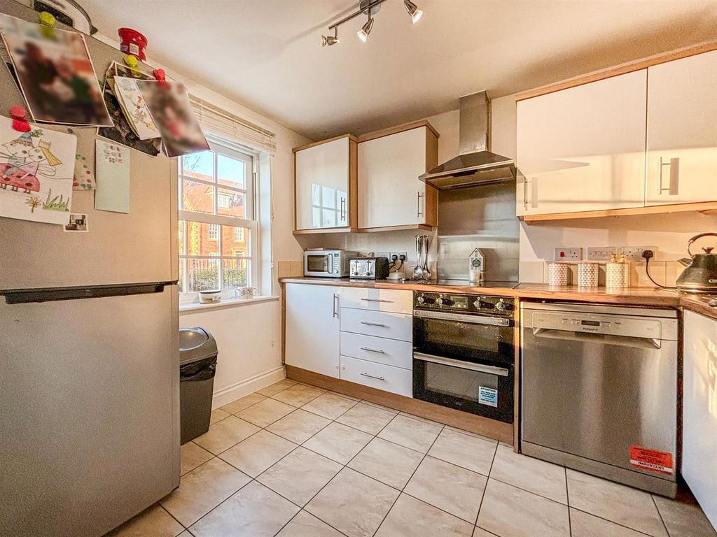 Property photo 3 of 17 Kitchen