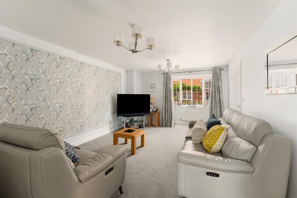 Property photo 3 of 21 57 Yarrow Road, Bodicote-7.Jpg